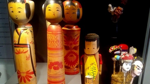 Proponujemy spacer po wystawie pt. „Talizmany i zabawki - ich rola w kulturze japońskiej”. Fot. Iwona Muszytowska-Rzeszotek