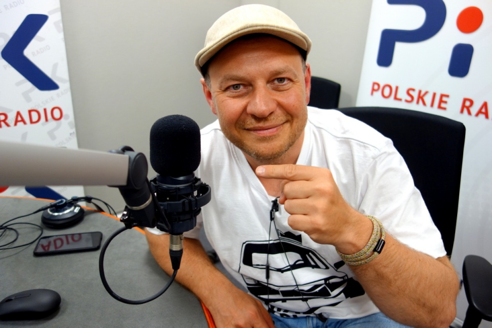 Przemysław Sewczuk w toruńskim studiu Polskiego Radia PiK. Fot. Iwona Muszytowska-Rzeszotek
