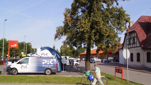 "Ale PiKne lato!" - Studio mobilne Polskiego Radia PiK przyciąga uwagę klientów pobliskiego marketu w Pruszczu. Fot. Henryk Żyłkowski