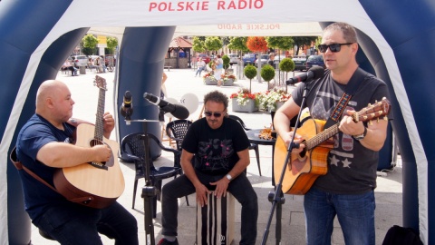 "Ale PiKne lato!" - Muzyczne spotkanie z poezją śpiewaną w wykonaniu zespołu "Do dna". Fot. Henryk Żyłkowski