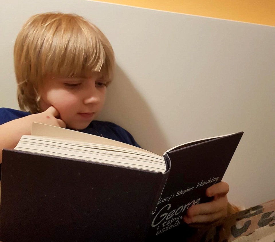 10-letni Jiftach Matyja zanurzony w lekturze książki Stephena Hawkinga i Lucy Hawking. Fot. Antonina Matyja