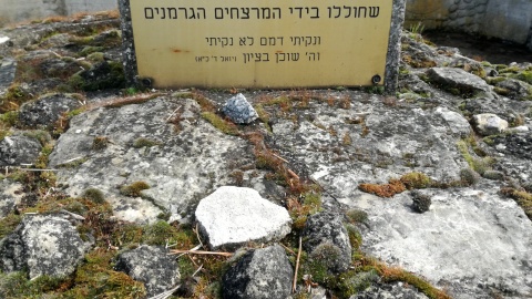 Kamienie symbolizujące obecność bliskich na cmentarzu żydowskim. Fot. Marcin Doliński.