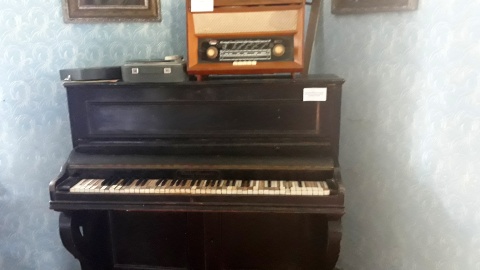 Stare pianino w Izbie Pamięci. Fot. Sławomir Nowak.