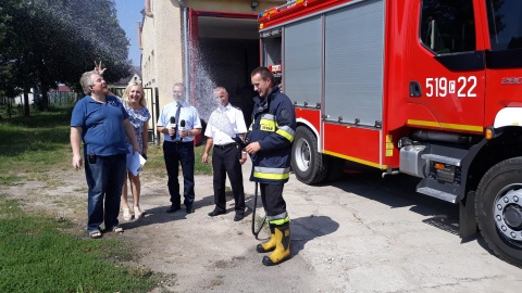 W towarzystwie prezesa OSP Długa, Leszka Gurzkowskiego sprawdzaliśmy jak działa wąż strażacki. Fot. Sławomir Nowak.