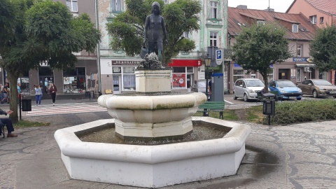 Wybudowana w połowie lat `90 fontanna przedstawiająca dziewczynkę z konewką stojąca na Nakielskim Rynku. Fot. Sławomir Nowak.
