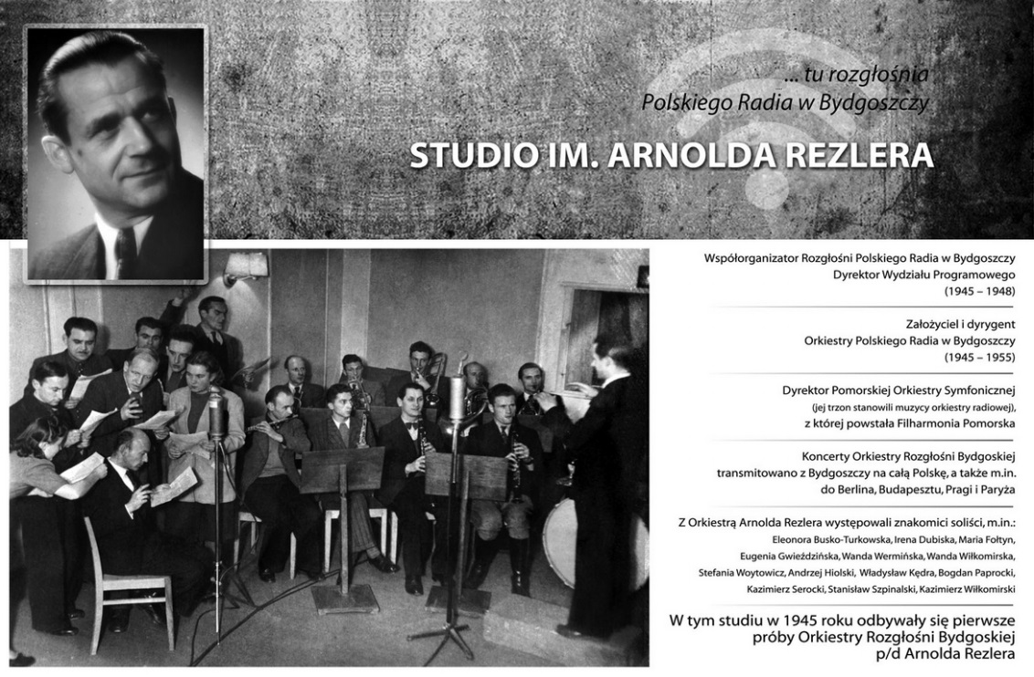 Tablica pamiątkowa z okazji nadania imienia Arnolda Rezlera studiu S–1 rozgłośni bydgoskiej.
