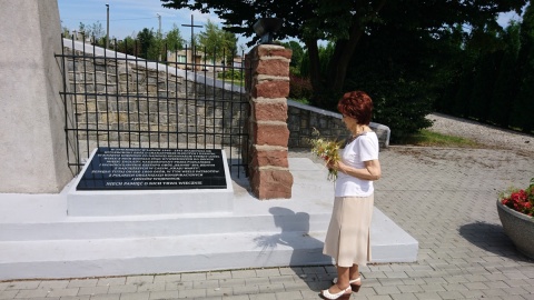 Pani Kazimiera Gołębiowska odwiedziła miejsce, gdzie w czasie II wojny światowej mieścił się niemiecki obóz przejściowy Inowrocław-Błonie. Fot. Piotr Olecki