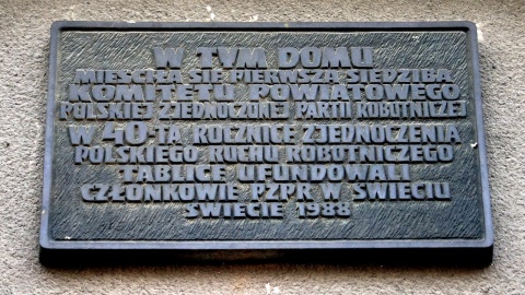 Na jednej z kamienic w Świeciu nad Wisłą wisi tablica upamiętniająca powstanie w tym mieście PZPR. Fot. Henryk Żyłkowski