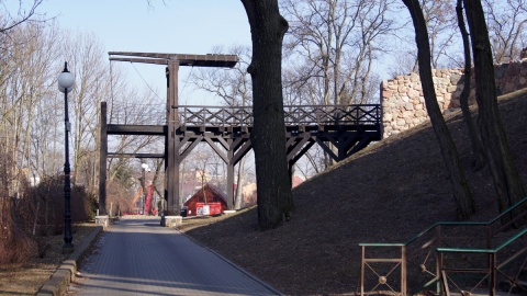 W Kruszwicy zrekonstruowano most nad dawną fosą wokół zamku, dlaczego tylko do połowy? Fot. Henryk Żyłkowski