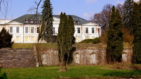 Kiedyś piękna i znana siedziba rodu Bnińskich w Samostrzelu, odwiedzana przez artystów i polityków, od wielu lat niszczeje. Fot. Henryk Żyłkowski