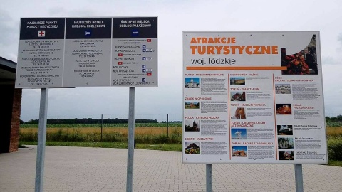 Z tablic informacyjnych przy autostradzie wynika, że Toruń i Ciechocinek są atrakcjami województwa... łódzkiego. Fot. Adriana Andrzejewska