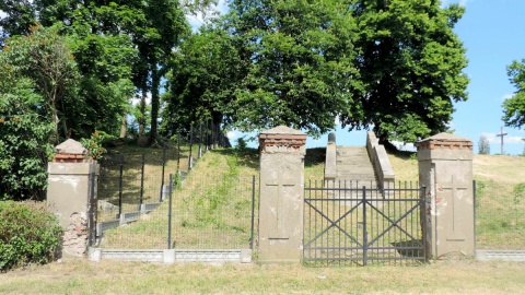 Ksiądz proboszcz sprzedał stary katolicki cmentarz w Dziewierzewie wraz z plebanią. Fot. Lech Przybyliński
