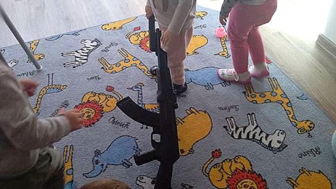 W trakcie spotkania z żołnierzem dzieci w żłobku dostały do zabawy plastikową broń. Fot. Nadesłane