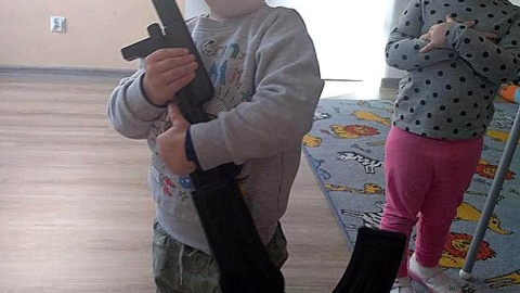 W trakcie spotkania z żołnierzem dzieci w żłobku dostały do zabawy plastikową broń. Fot. Nadesłane