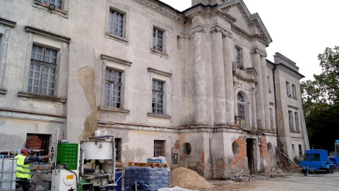 Popadający w ruinę pałac w Komierowie, został wykupiony przez potomków dawnych właścicieli. Fot. Henryk Żyłkowski
