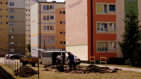 Jedna ze wspólnot mieszkaniowych na bydgoskim Szwederowie zleciła budowę śmietnika na trawniku między blokami. Fot. Henryk Żyłkowski
