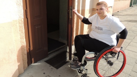 Przyjaznych osobom niepełnosprawnym instytucji szukali w Brodnicy uczestnicy akcji "Szlaban". Fot Adriana Andrzejewska