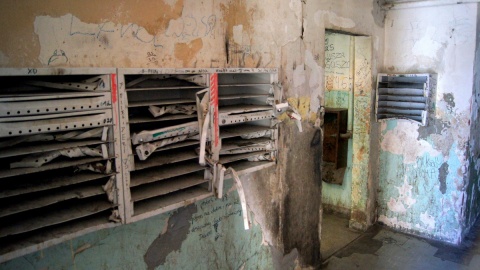 Wybijane okna, wyważane drzwi i kradzieże są tutaj na porządku dziennym. Fot. Henryk Żyłkowski