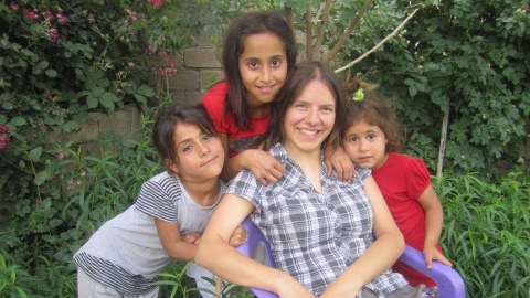 Z kurdyjskimi dziećmi z rodziny kierowcy, z którym jechałam razem z przyjacielem na stopa z Ankary niemal do Erbil w Iraku - Silopi. © Ewelina Lucy.