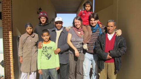 z marokańską rodziną, która zaprosiła mnie i przyjaciela do domu, kiedy łapaliśmy stopa w kierunku Merzougi - Touroug, Maroko. Fot. Ewelina Lucy.