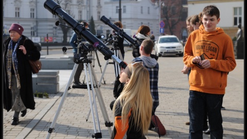 Do teleskopów, które wystawili w Toruniu opiekunowie Astrobazy Gniewkowo wraz z uczniami, ustawiały się długie kolejki. Foto © Piotr Majewski