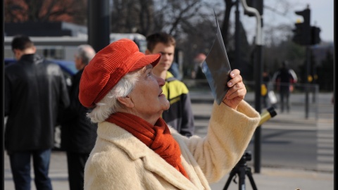 Część obserwatorów samodzielnie zaopatrzyła się w materiały do bezpiecznego śledzenia przebiegu zaćmienia. Foto © Piotr Majewski