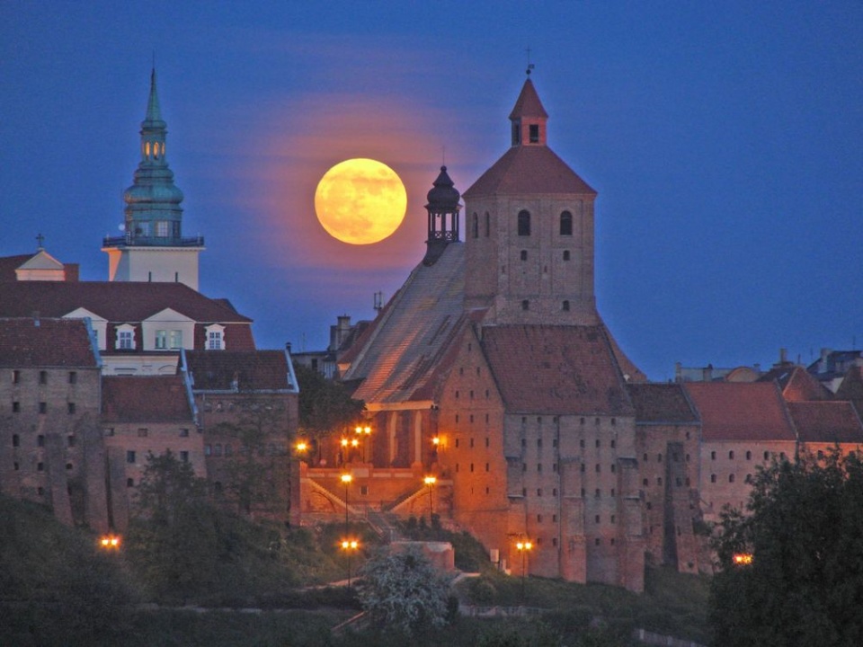 Superksiężyc nad Grudziądzem. Foto © Andrzej Wardyn