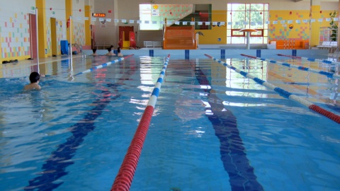 Oprócz przestrzeni sportowej pływalni, można korzystać z różnych atrakcji rekreacyjnych. Fot. Henryk Żyłkowski