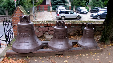 Co w gminie piszczy? Dzwony z wieży kościoła w Lubiewie czekają na finał prac remontowych. Fot. Tomasz Kaźmierski