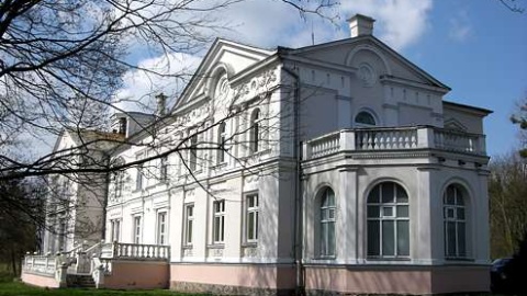 Co w gminie piszczy? Ugoszcz – zabytkowy pałac zbudowany około 1875. Fot. brzuze.pl