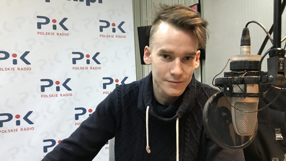 Karol Cadelski w studiu Polskiego Radia PiK. Fot. Tomasz Kaźmierski
