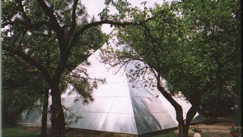 Piamida ze szkła w zbiorach Arkadego Fiedlera