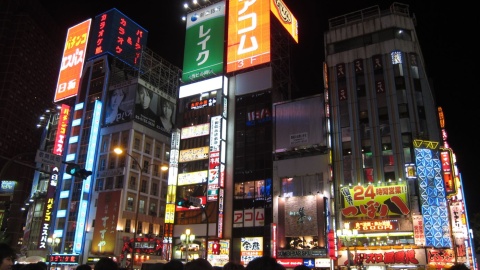 Tłumy Japończyków poszukują wieczornych i nocnych rozrywek głównie w weekendy. Fot. Malwina Rouba