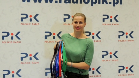 Dominika Czarnecka-Pijarowska zaprezentowała w Polskim Radiu PiK swoje medale. Fot. Adam Droździk