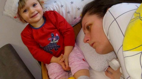 Julia, córeczka pani Kasi jest zdrowa. 10 kwietnia skończy trzy lata. Fot. facebook.com/pg/obudzmykasie