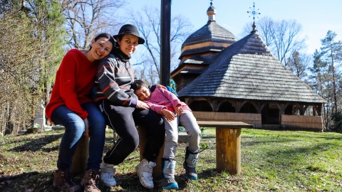 Pani Danuta Zarzyka z córkami - Naomi i Misią. Fot. Adriana Andrzejewska