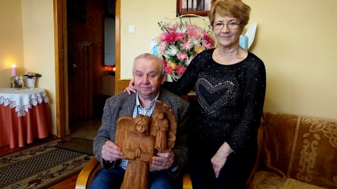 Pan Jan Makowiecki z Szubina jest niewidomym rzeźbiarzem. Jego oczami jest żona Maria. Fot. Adriana Andrzejewska-Kuras
