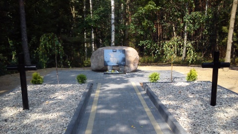 Odsłonięcie pomnika pomordowanych w lesie koło Gródka