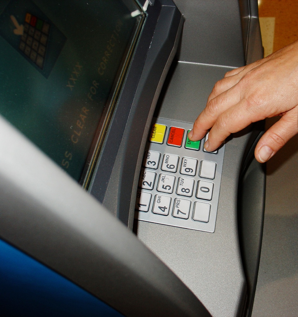 Jeśli podczas pobierania pieniędzy z bankomatu środki nie zostały wypłacone, należy to jak najszybciej zgłosić do swojego banku. Fot. www.sxc.hu