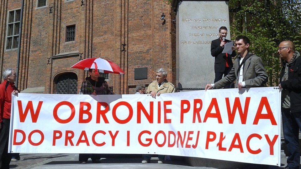 Manifestację w "obronie prawa do pracy i godnej płacy" - zorganizowała toruńska lewica na Starówce. Fot. Michał Zaręba