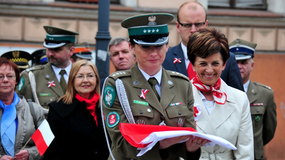 Wojewoda przekazała uroczyście flagę szefowej bydgoskiej Straży Granicznej. Fot. Ireneusz Sanger