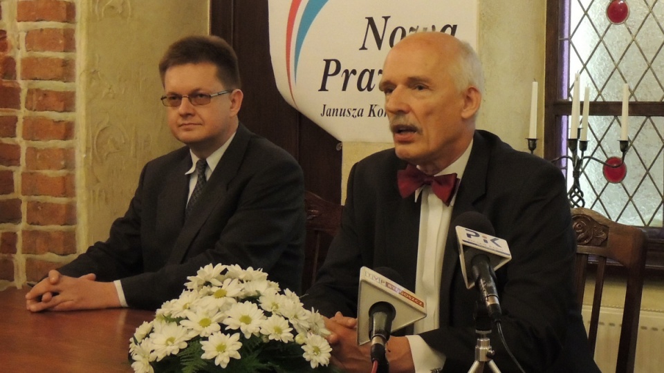 Podczas konferencji w Toruniu, lider Kongresu Nowej Prawicy mówił o sytuacji gospodarczej w Polsce. Fot. Monika Kaczyńska.