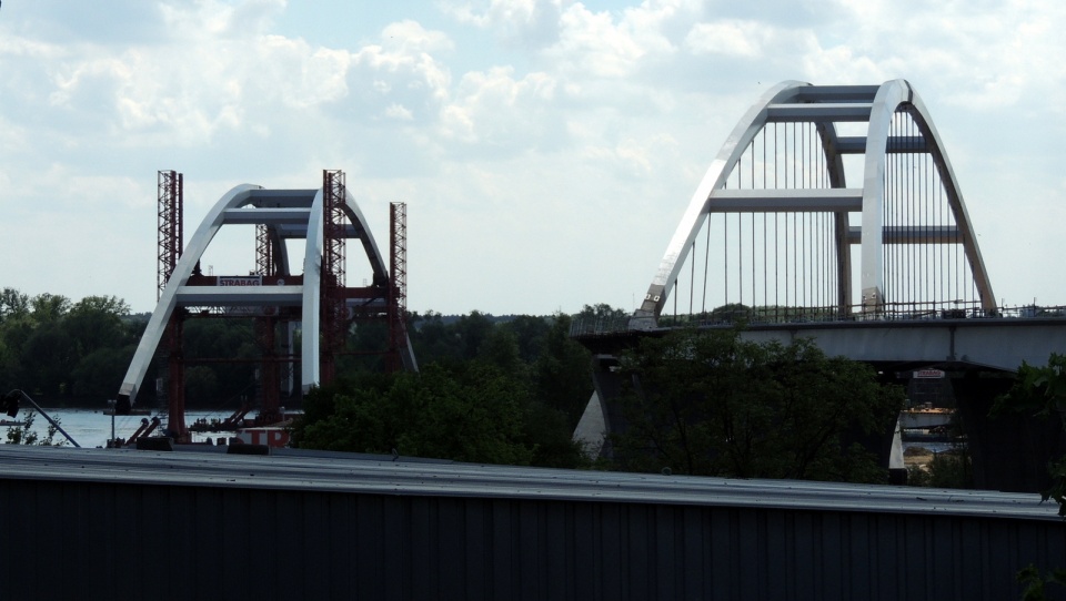 Drugi łuk budowanego mostu w Toruniu płynie do podpór. Fot. Adriana Andrzejewska