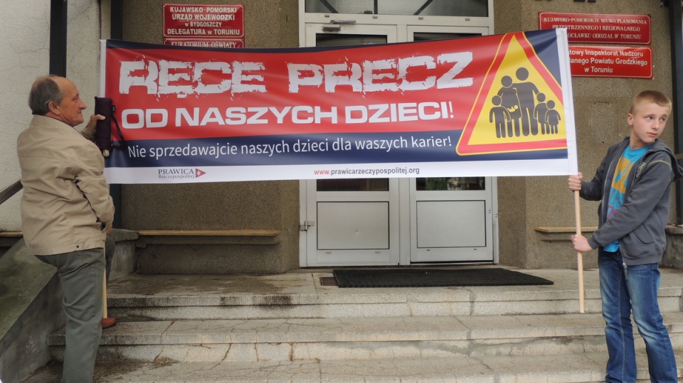 Pod hasłem "Ręce precz od naszych dzieci" odbył się w Toruniu protest przeciwko wychowaniu seksualnemu w polskich przedszkolach i szkołach. Fot. Monika Kaczyńska