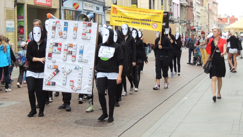 W ramach Światowego Dnia bez Tytoniu, ulicami Torunia przeszedł marsz pod hasłem "Nałóg - śmiertelny ciężar". Fot. Monika Kaczyńska
