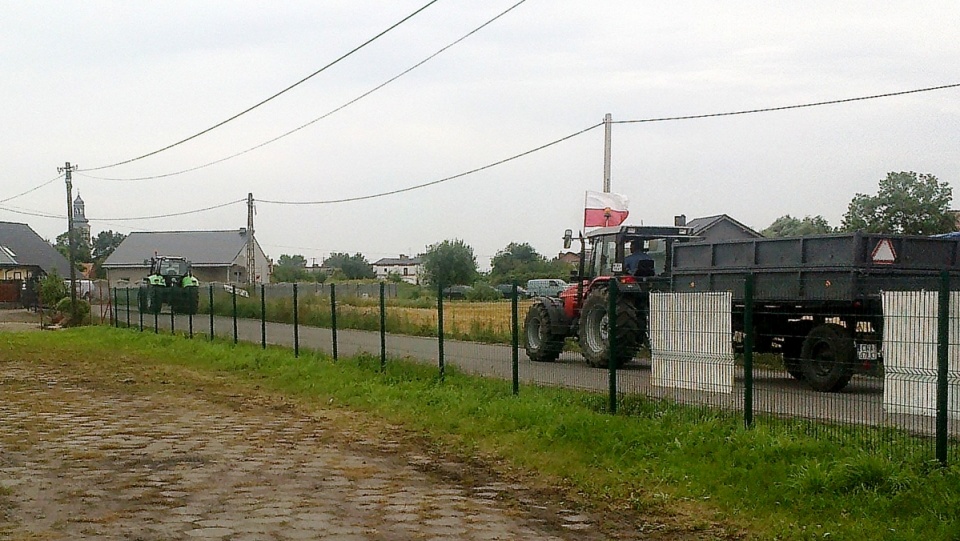 Kilkadziesiąt ciągników rolniczych z polskimi flagami wyjechało przed południem na drogę krajową nr 25. Fot. Andrzej Krystek