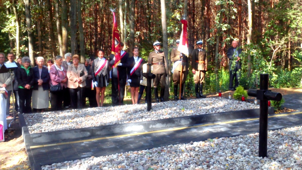 W lasach niedaleko Gródka odsłonięty został pomnik ku czci zamordowanych 74 lata temu żołnierzy i cywilów. Fot. Marcin Doliński