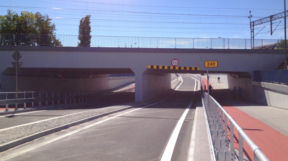 Tunel dla samochodów a nad nim wiadukt kolejowy budowano 2 i pół roku, kosztował 24,5 miliona złotych. Fot. Tomasz Kaźmierski.