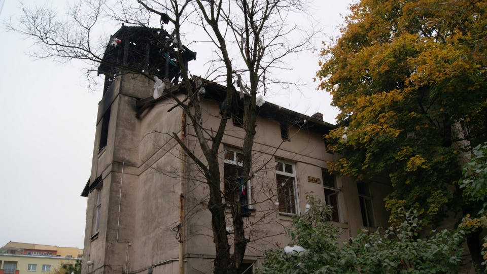 Pożar wybuchł na poddaszu trzykondygnacyjnej kamienicy przy ul. Bydgoskiej, na którym znajdowały się dwa mieszkania. Fot. Adriana Andrzejewska.
