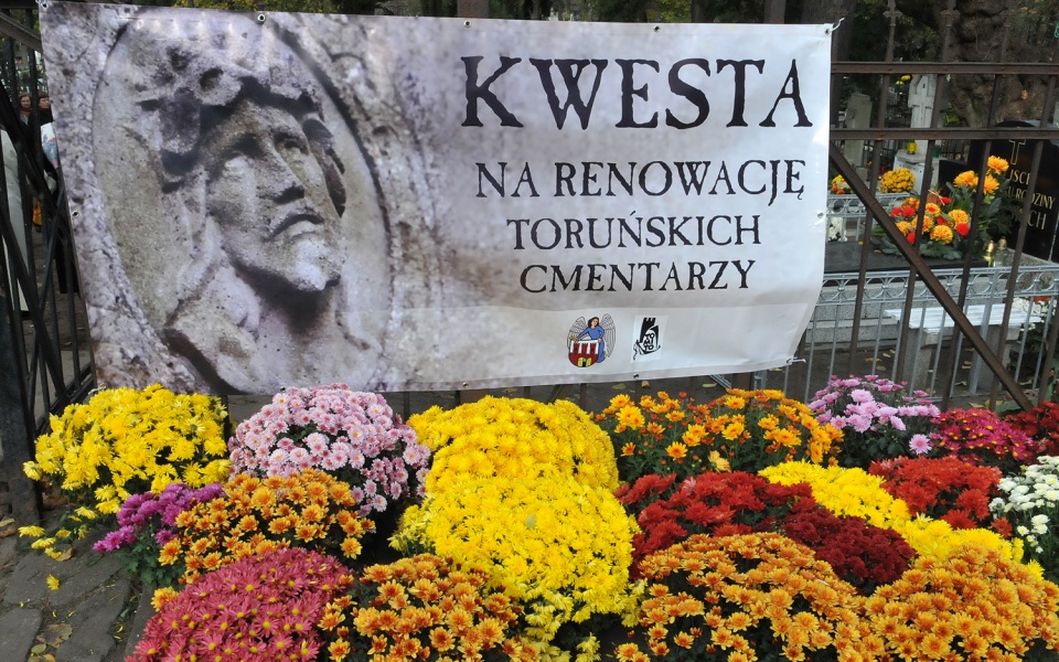 Kwesty odbywają się na cmentarzach w Bydgoszczy, Włocławka i Torunia. Foto: www.torun.pl